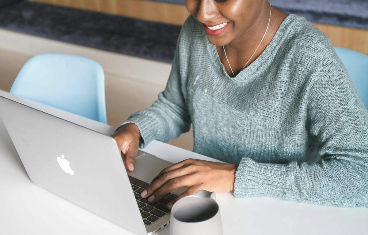 Étudiants travaillant sur l'automatisation financière