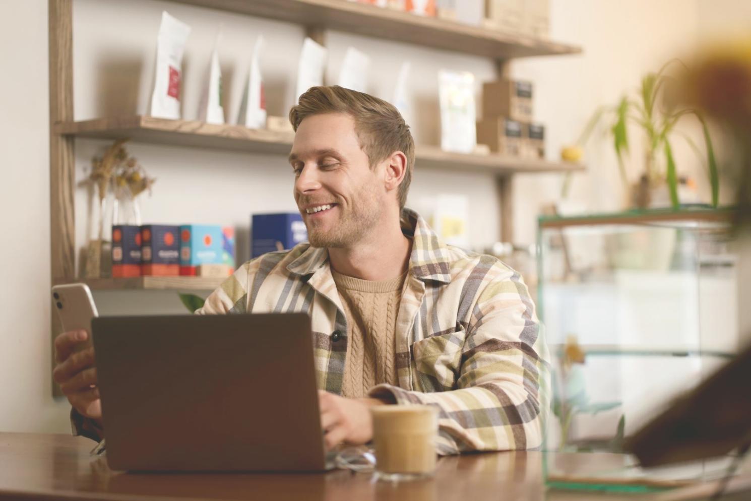Bureau moderne avec ordinateurs et graphiques financiers